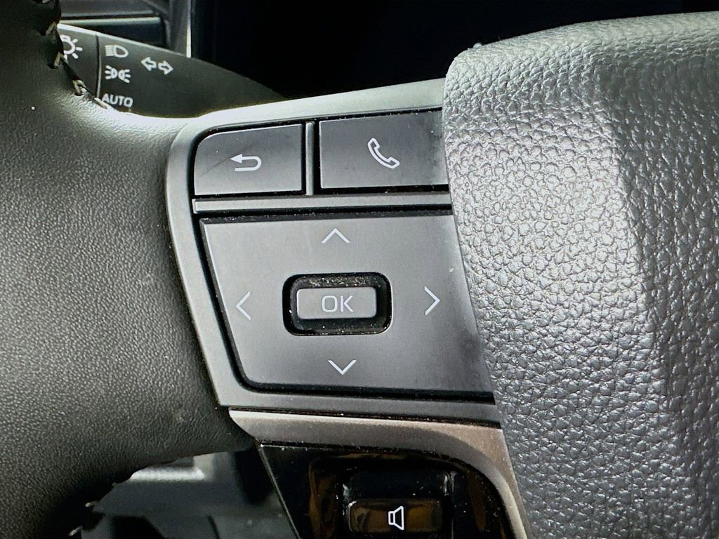 Used 2025 Toyota Camry SE w/ Convenience Package image 22