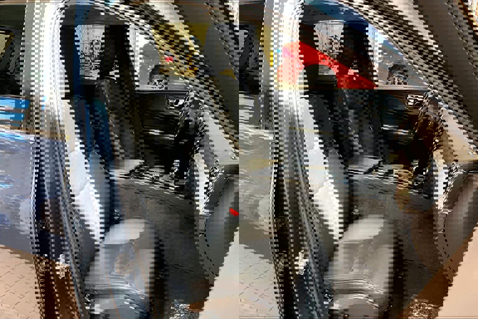 Used 2019 Volvo XC60 T6 Momentum w/ Premium Package image 7