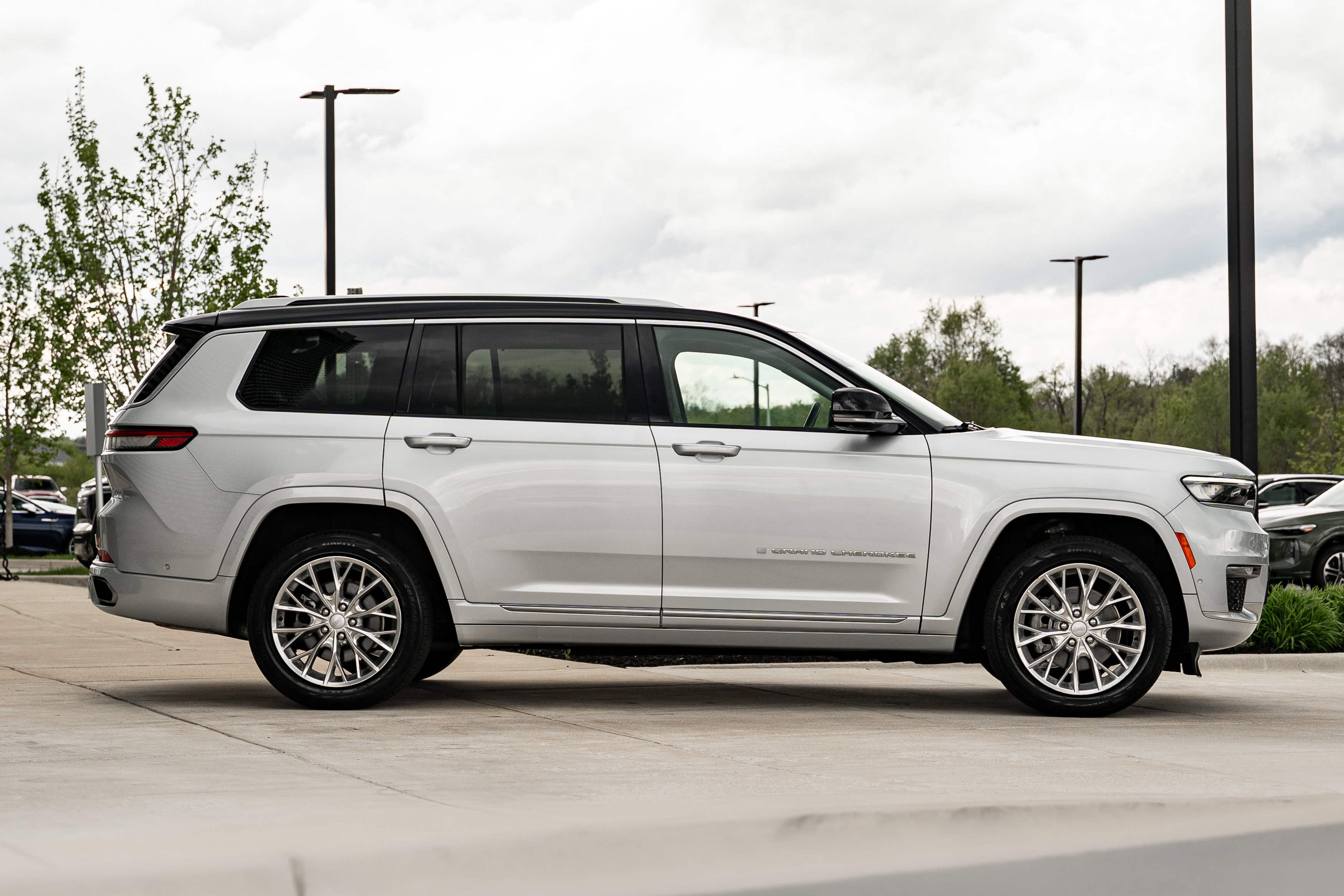 Used 2021 Jeep Grand Cherokee L Summit w/ Luxury Tech Group V AWD/4WD image 3
