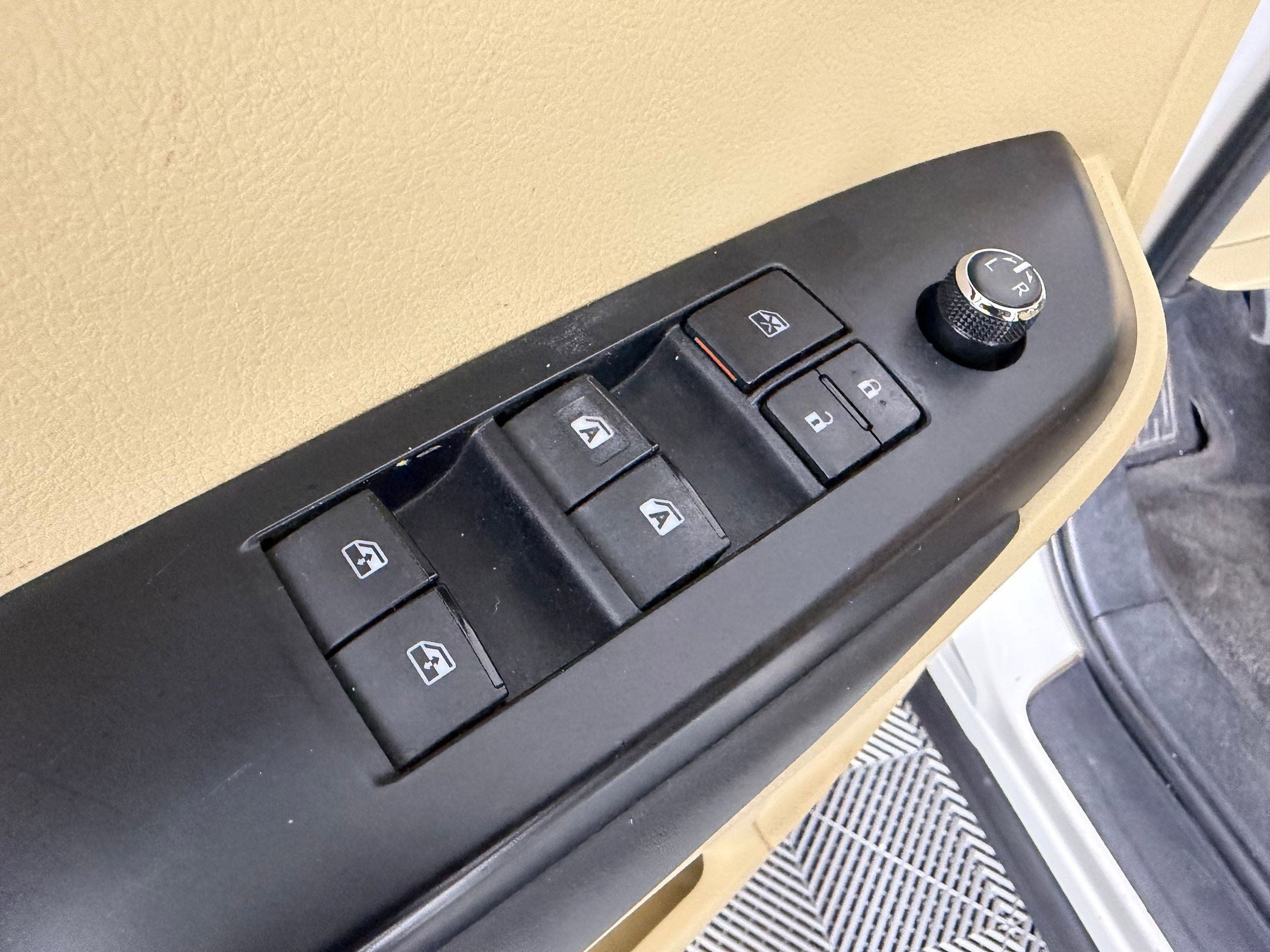 Used 2015 Toyota Highlander Plus FWD image 20