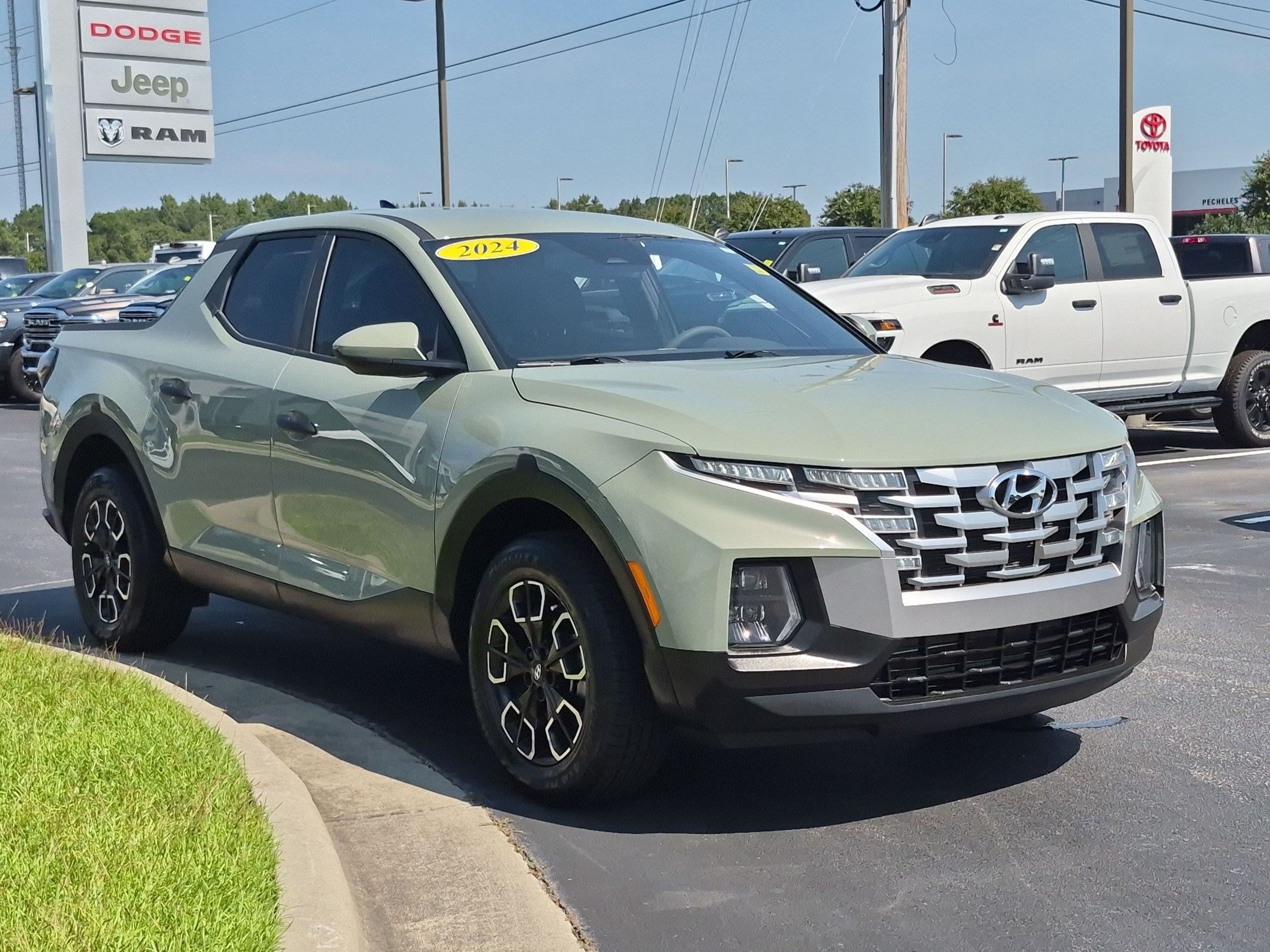 Used 2024 Hyundai Santa Cruz SE AWD/4WD image 3