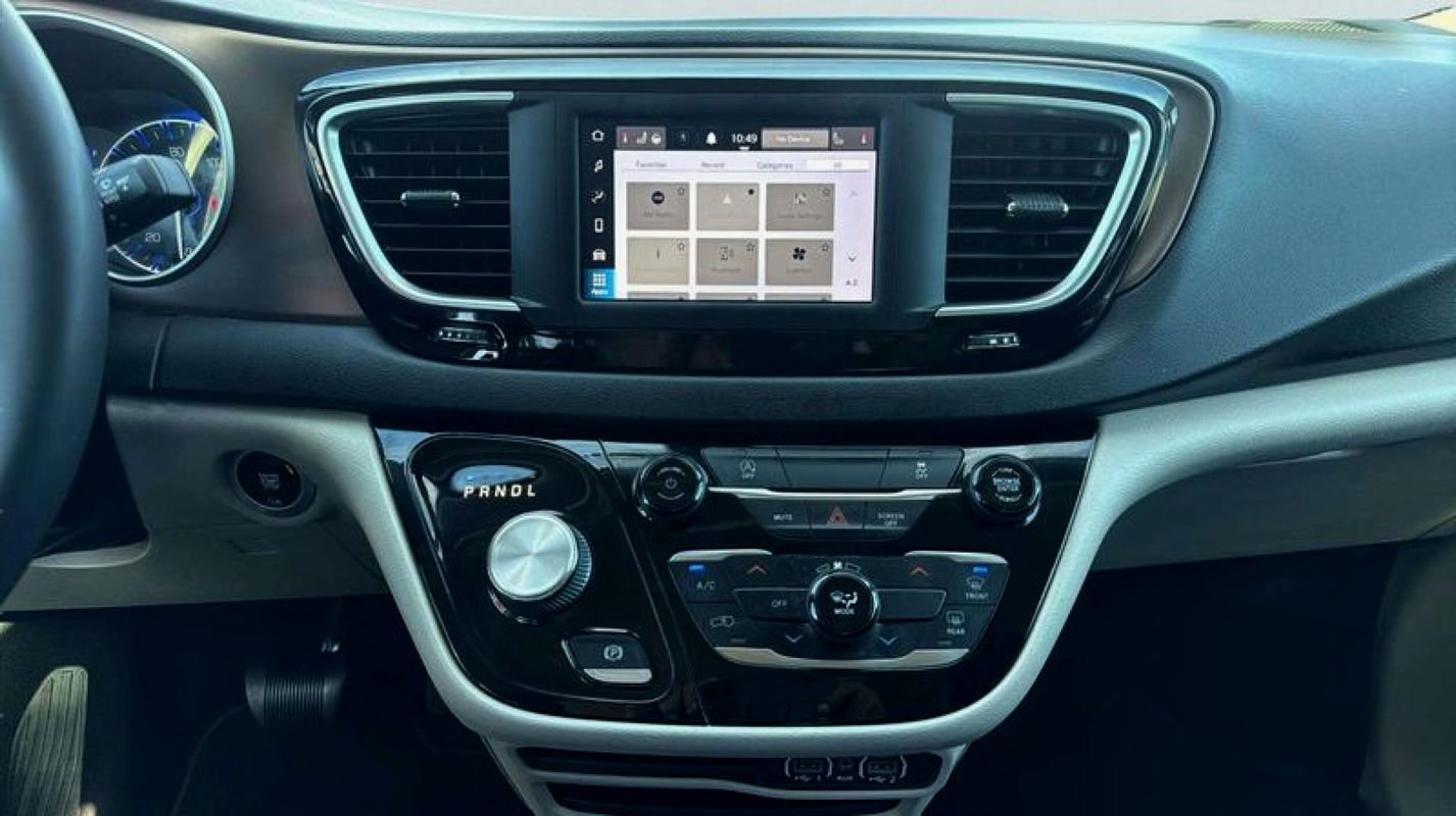 Used 2022 Chrysler Voyager LX image 10