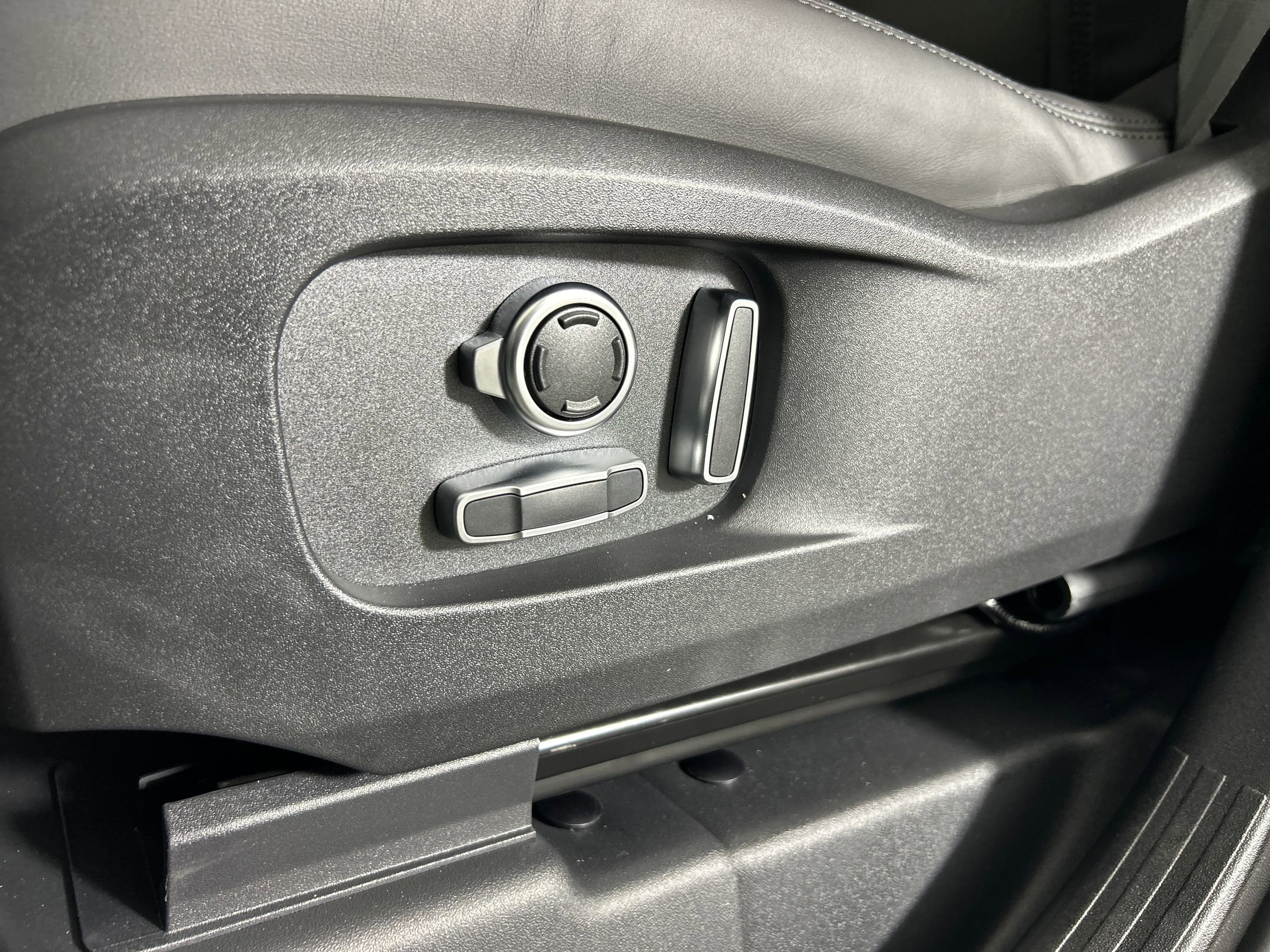 New 2025 Land Rover Defender 130 S image 12