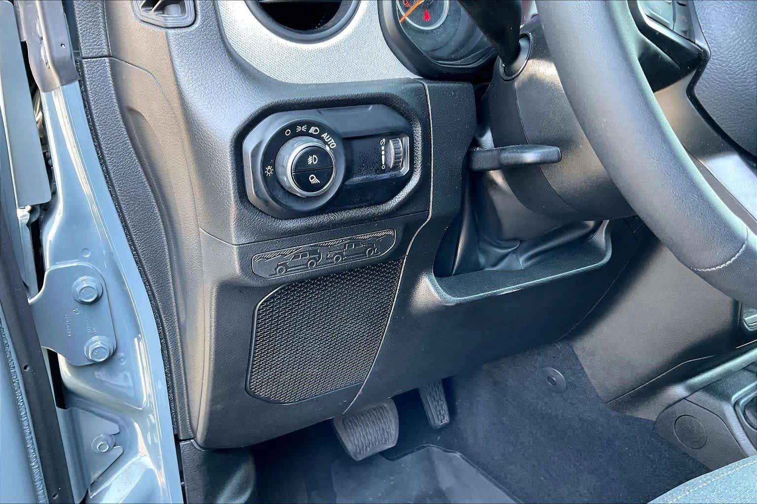 Used 2025 Jeep Gladiator Sport AWD/4WD image 32