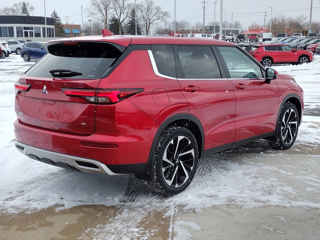 Used 2024 Mitsubishi Outlander SE Black Edition image 5