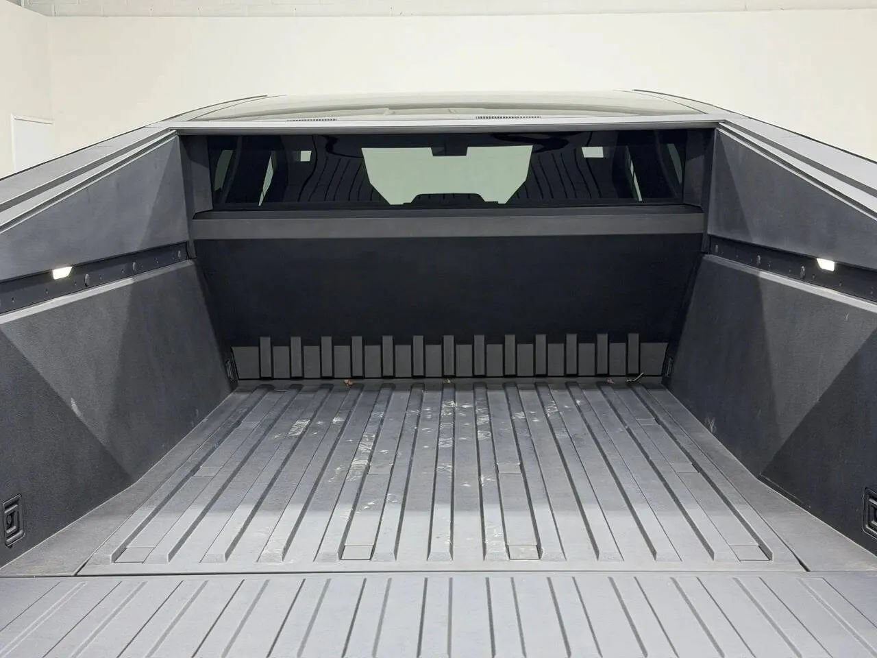 Used 2025 Tesla Cybertruck 2WD Crew Cab image 33