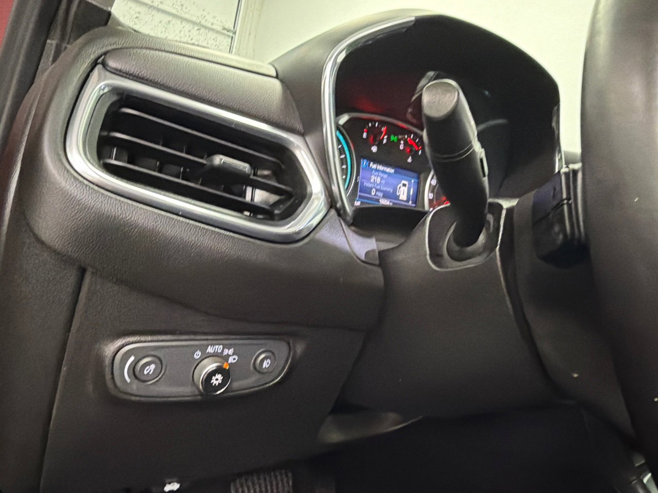 Used 2020 Chevrolet Equinox LT image 32