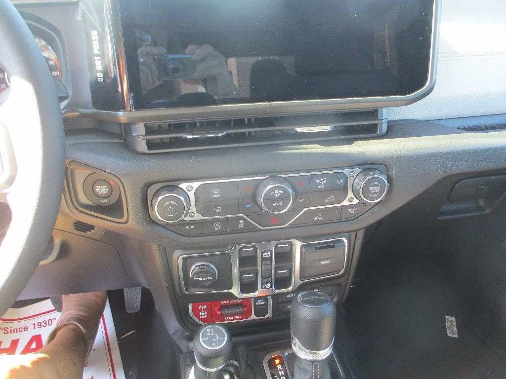 New 2025 Jeep Gladiator Sport AWD/4WD image 4