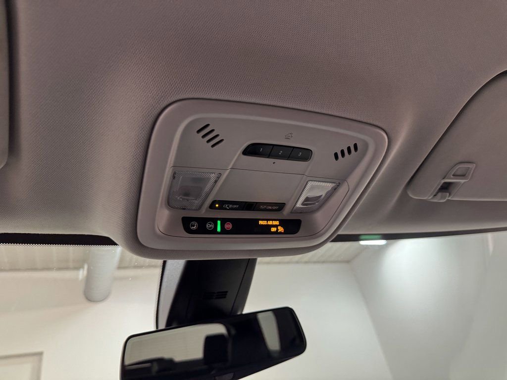 Used 2021 Chevrolet Traverse Premier image 89