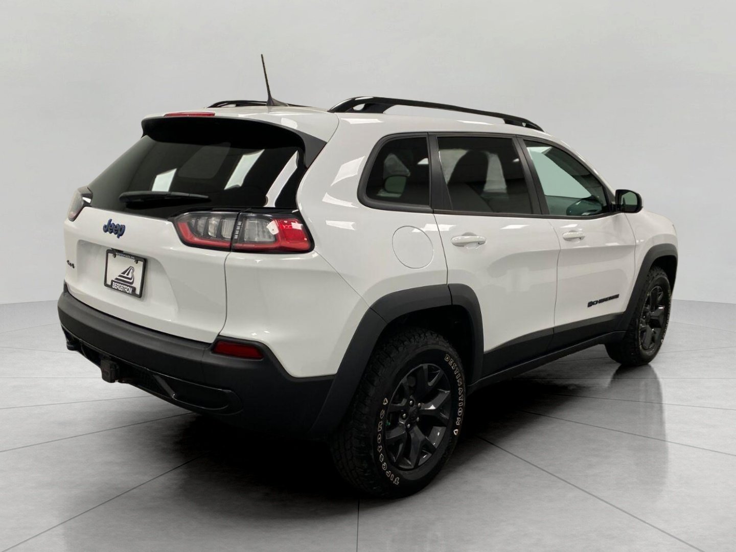 Used 2020 Jeep Cherokee Latitude AWD/4WD image 4
