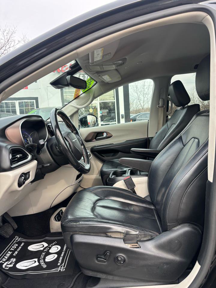 Used 2019 Chrysler Pacifica Touring-L w/ Advanced Safetytec Group image 7