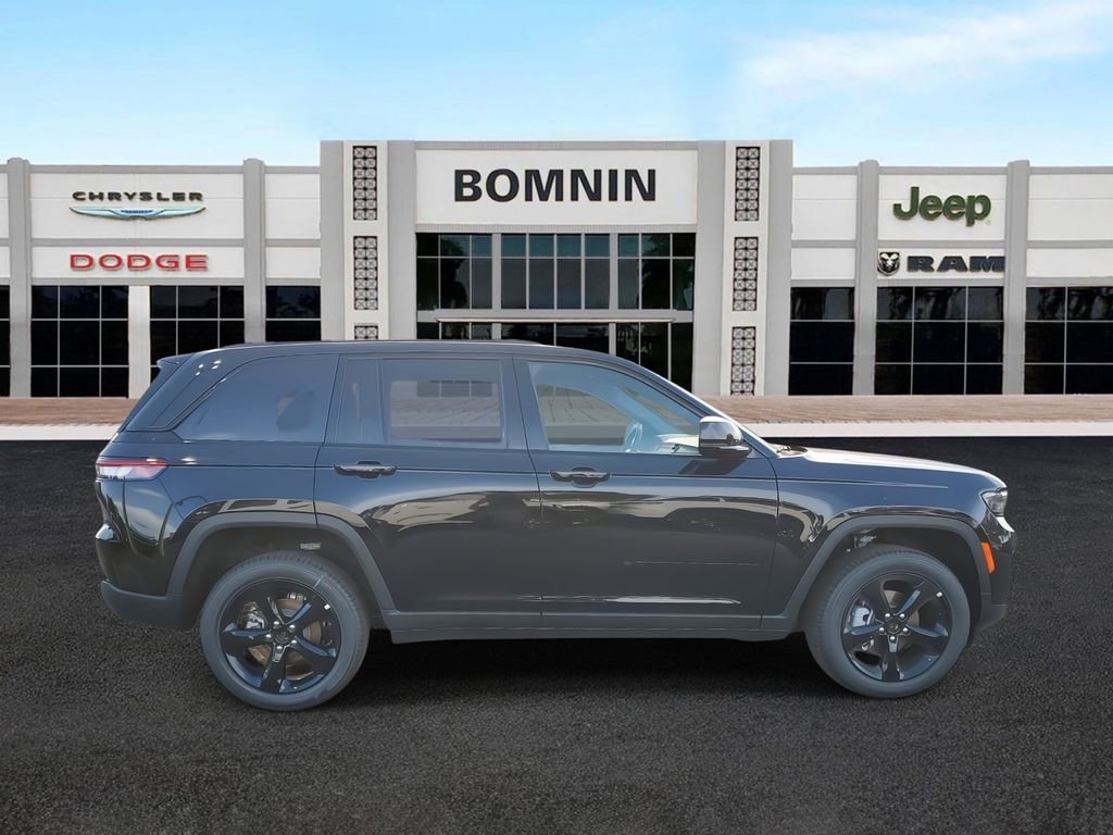 Used 2024 Jeep Grand Cherokee Limited w/ Black Appearance Package image 4