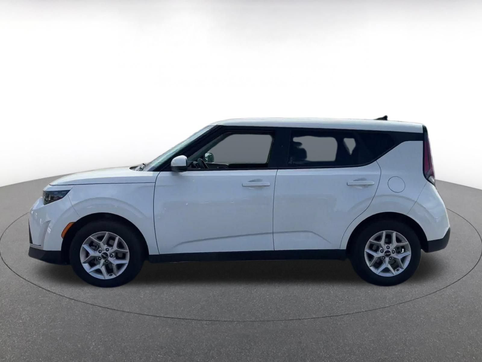 Used 2025 Kia Soul LX w/ LX Technology Package FWD image 8