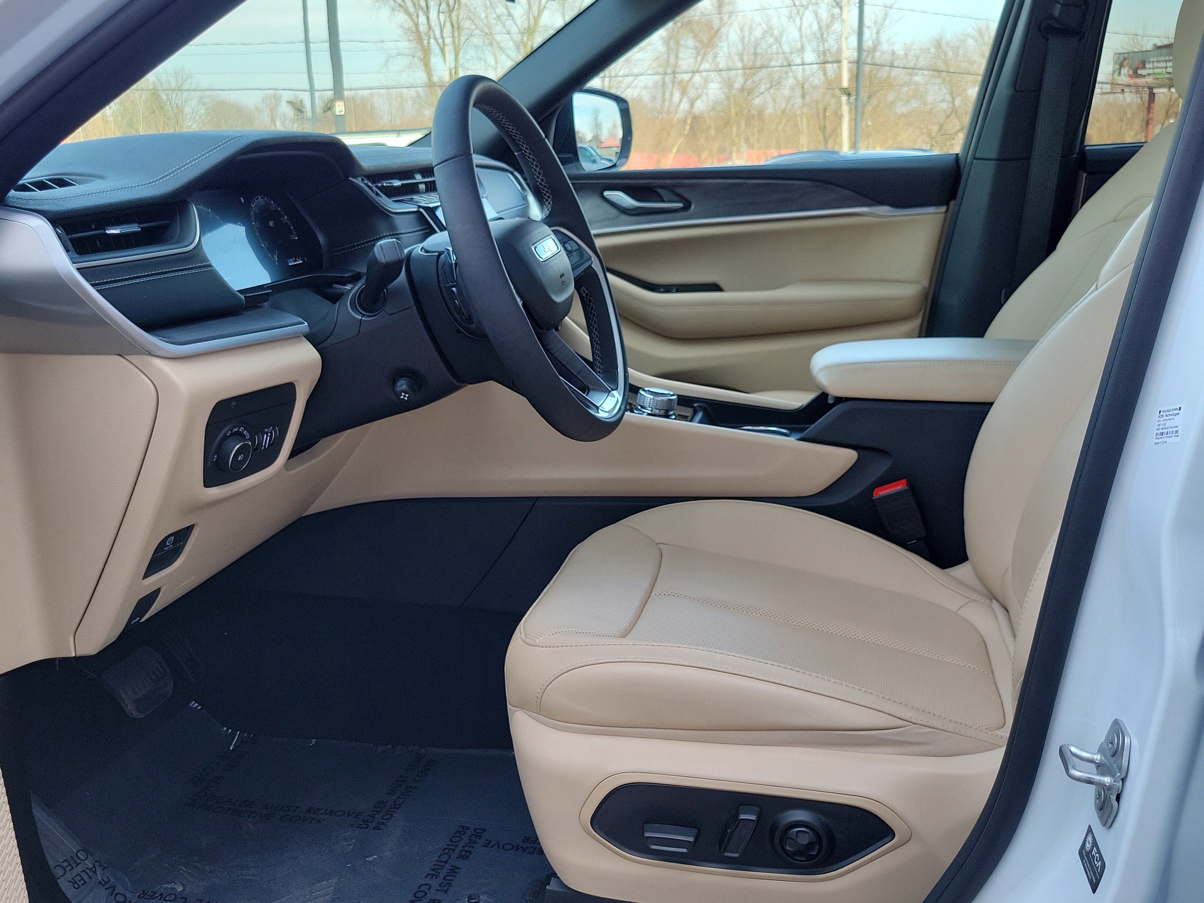 Used 2025 Jeep Grand Cherokee Limited w/ Luxury Tech Group II image 8