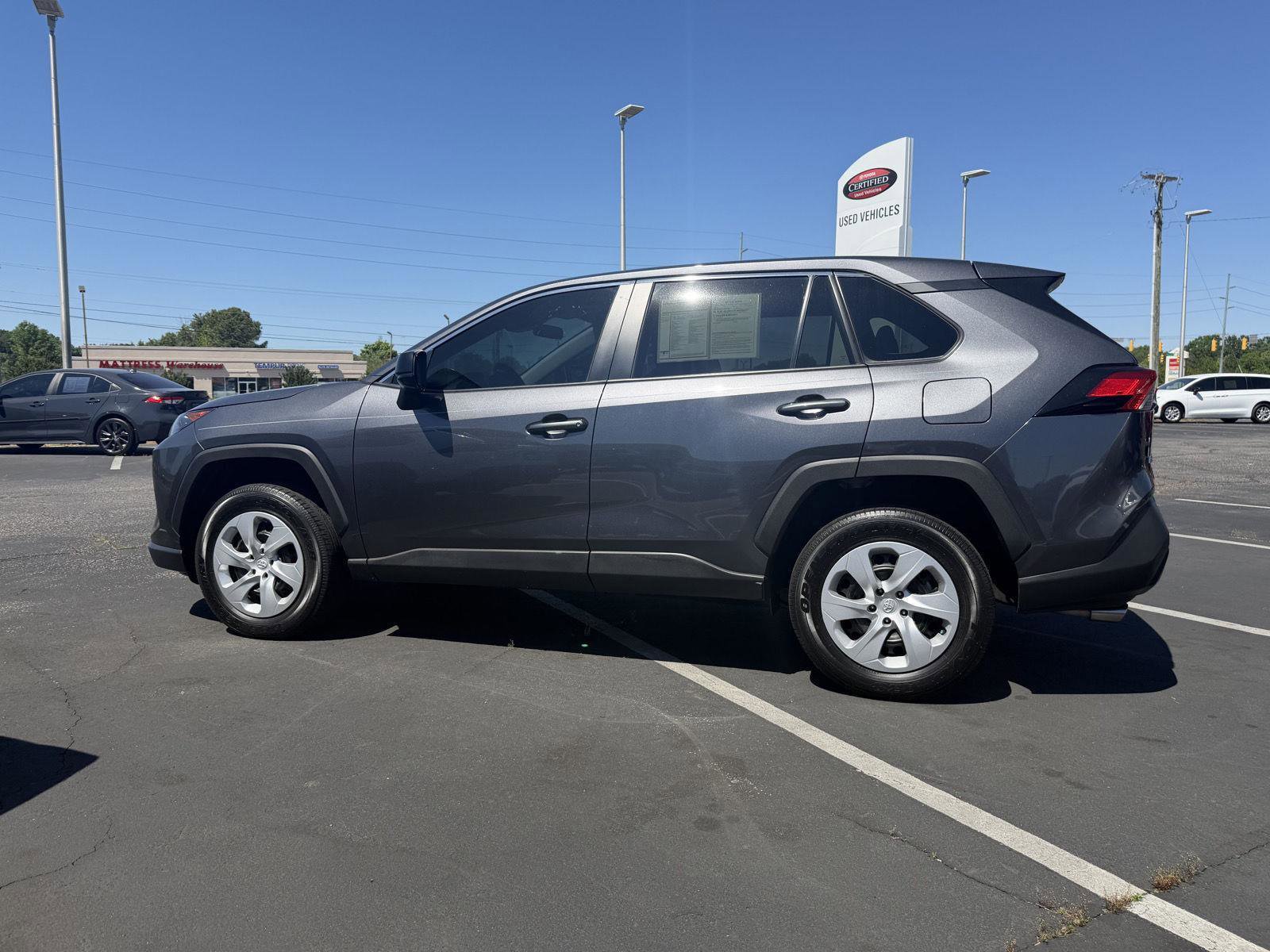 Used 2022 Toyota RAV4 LE FWD image 4