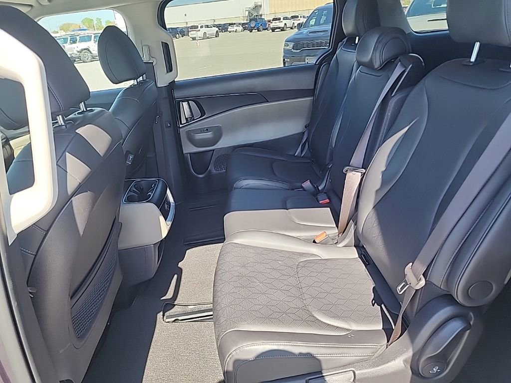 Used 2025 Kia Carnival image 10