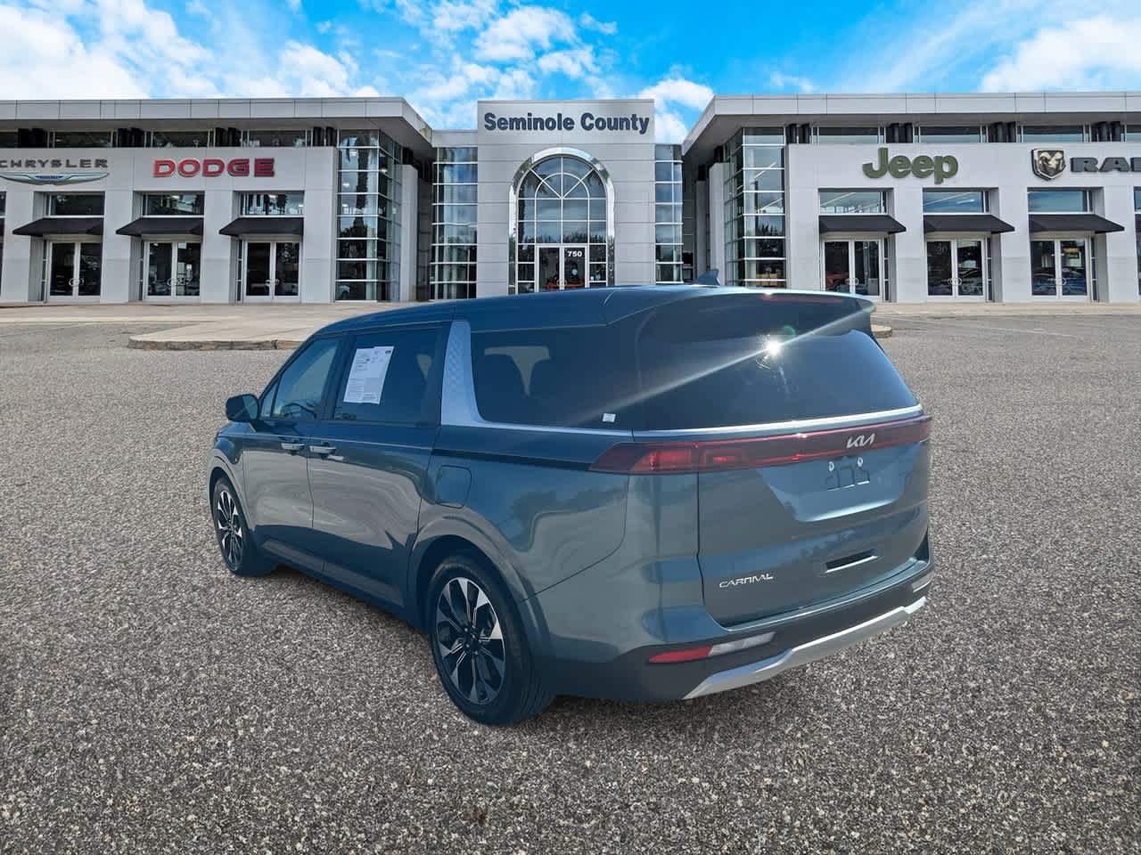Used 2024 Kia Carnival EX FWD image 6