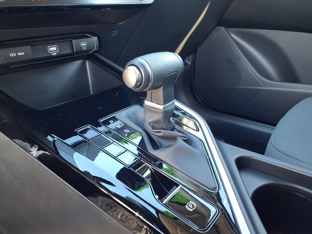 Used 2025 Kia Niro LX image 19