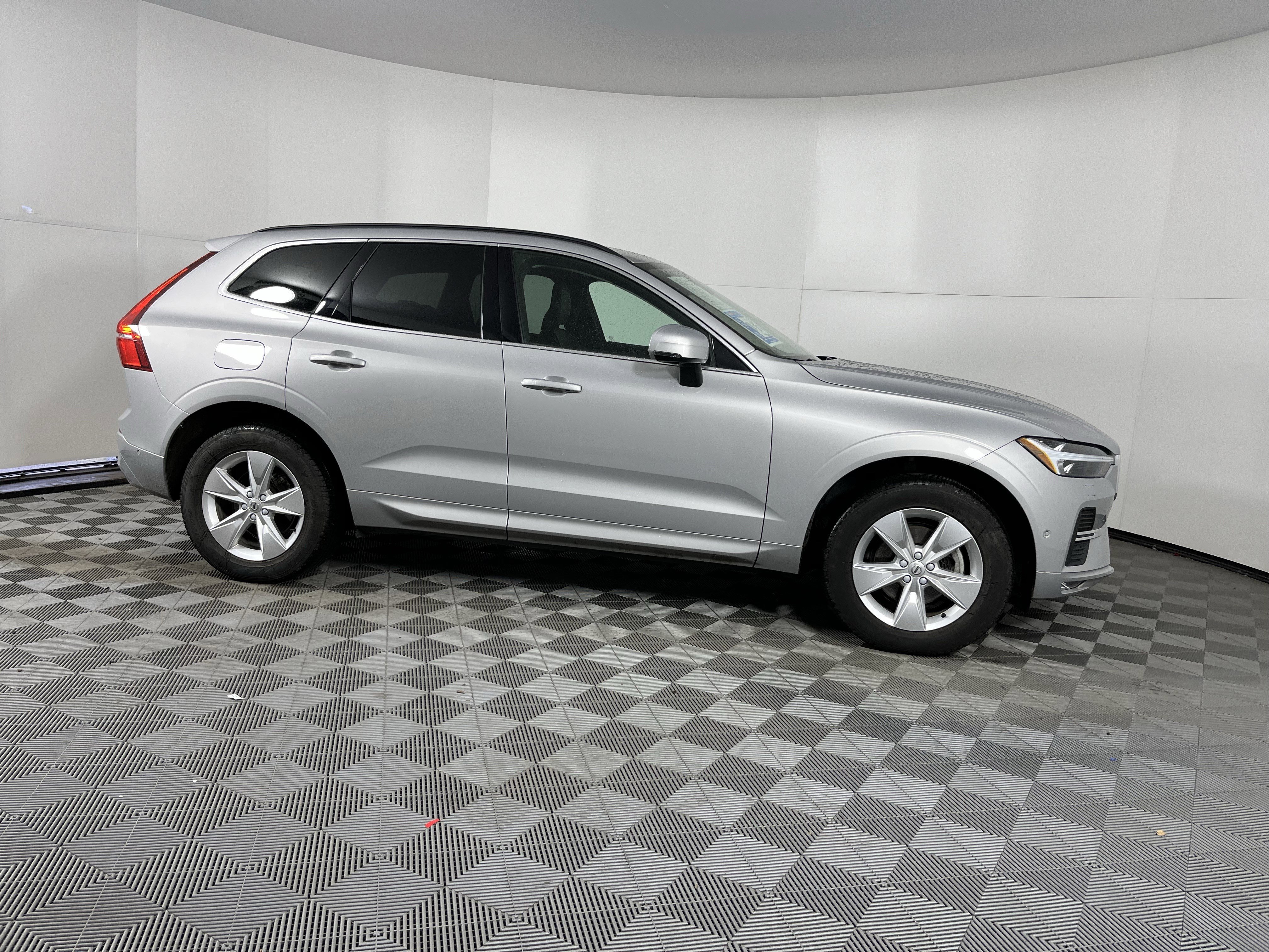 Used 2022 Volvo XC60 B5 Momentum image 6