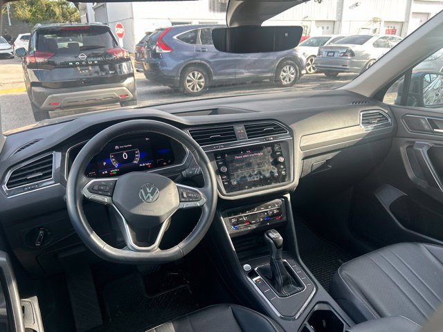 Used 2022 Volkswagen Tiguan SE w/ Panoramic Sunroof Package FWD image 16