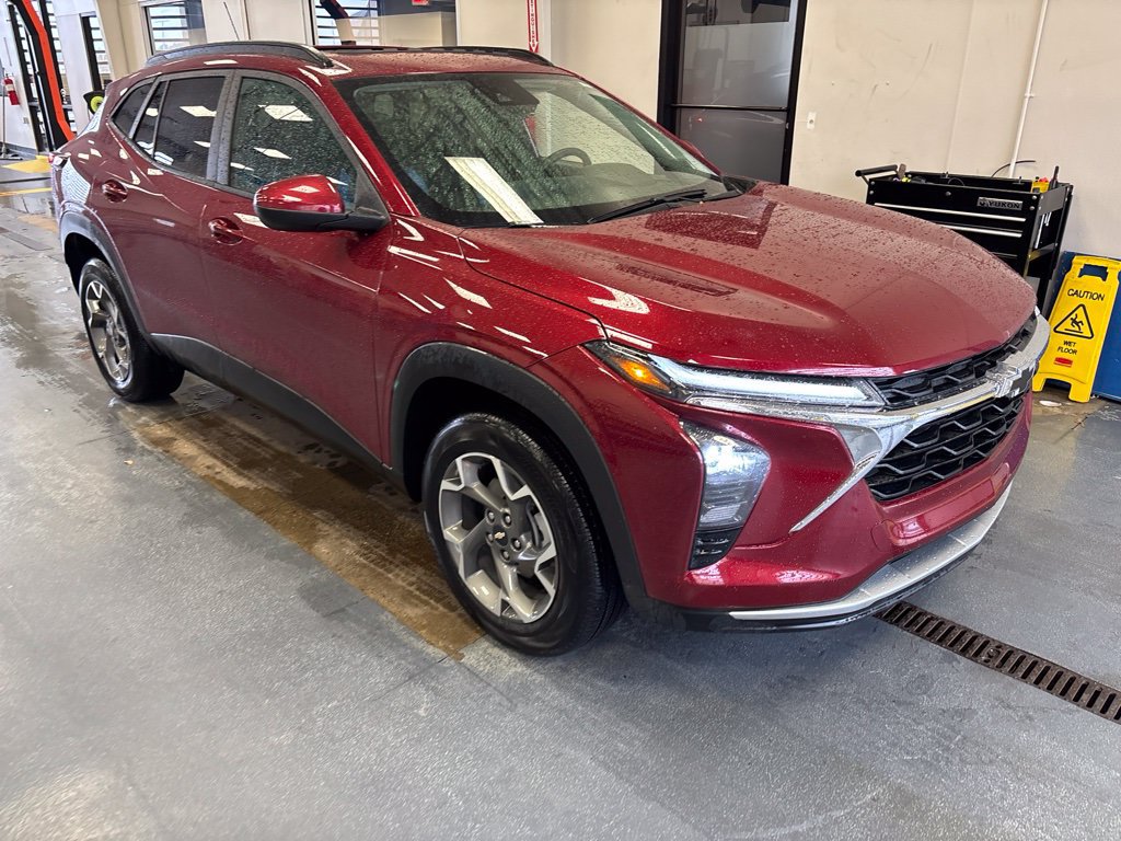 Used 2025 Chevrolet Trax LT w/ Sunroof Package FWD image 1