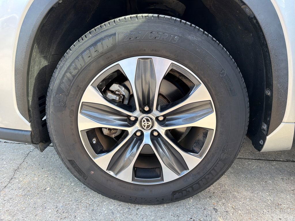 Used 2023 Toyota Highlander L image 30