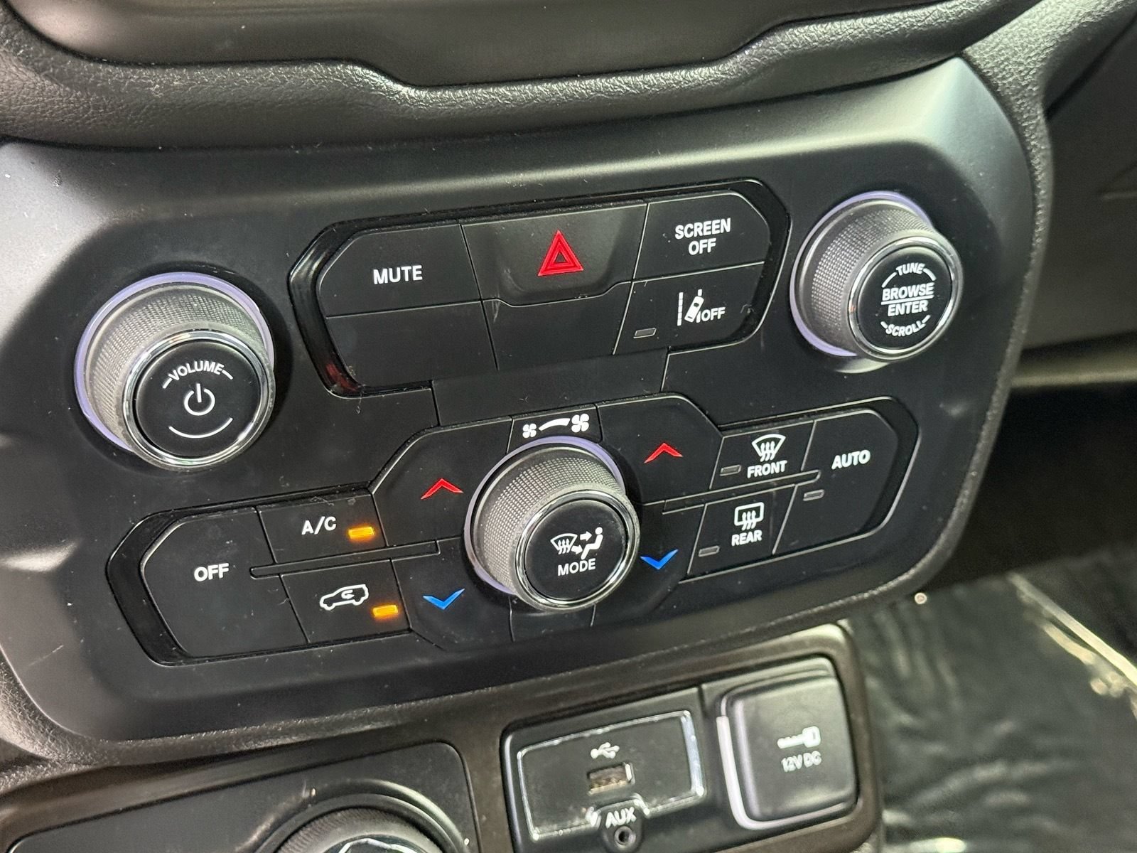 Used 2022 Jeep Renegade Latitude w/ Convenience Group AWD/4WD image 23