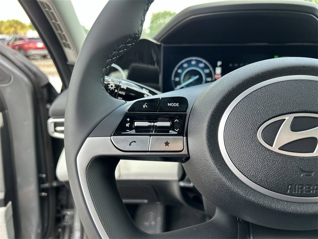 New 2025 Hyundai Elantra Limited image 28