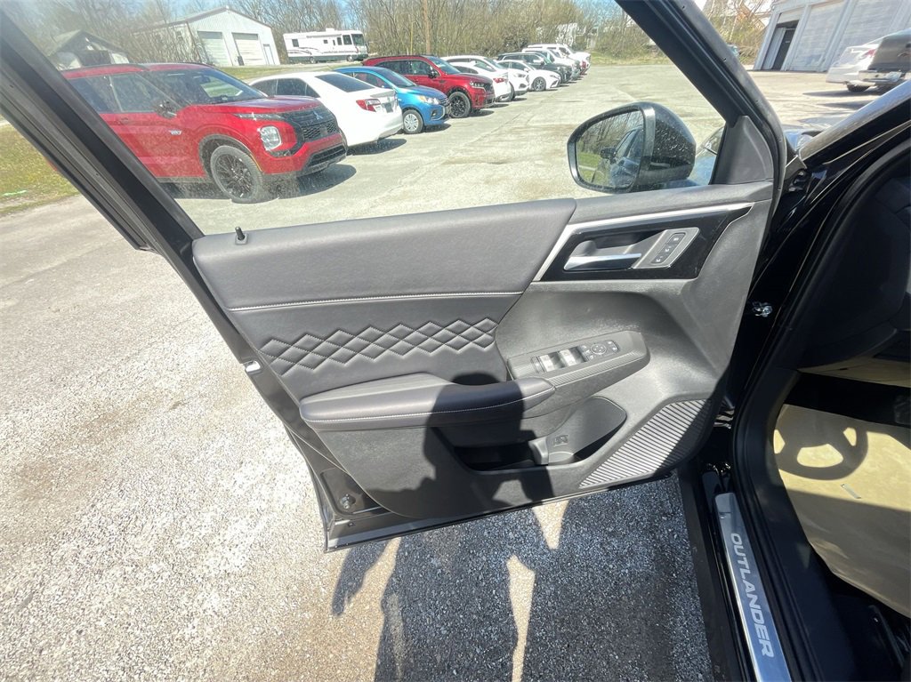 New 2025 Mitsubishi Outlander SEL Black Edition image 13
