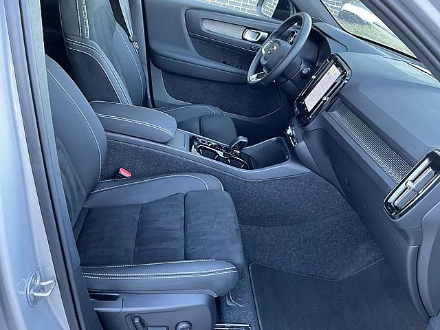 Certified 2025 Volvo XC40 B5 Plus image 21