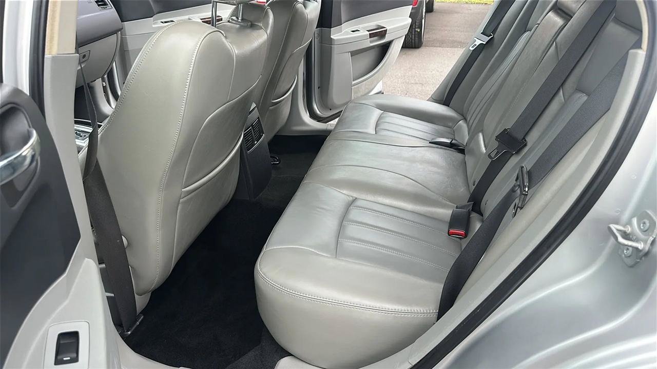 Used 2007 Chrysler 300 C RWD image 26