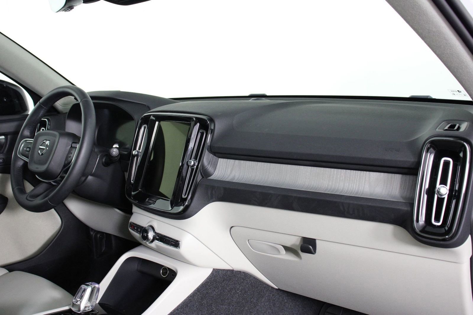 Used 2026 Volvo XC40 B5 Plus w/ Protection Package Premier AWD/4WD image 22