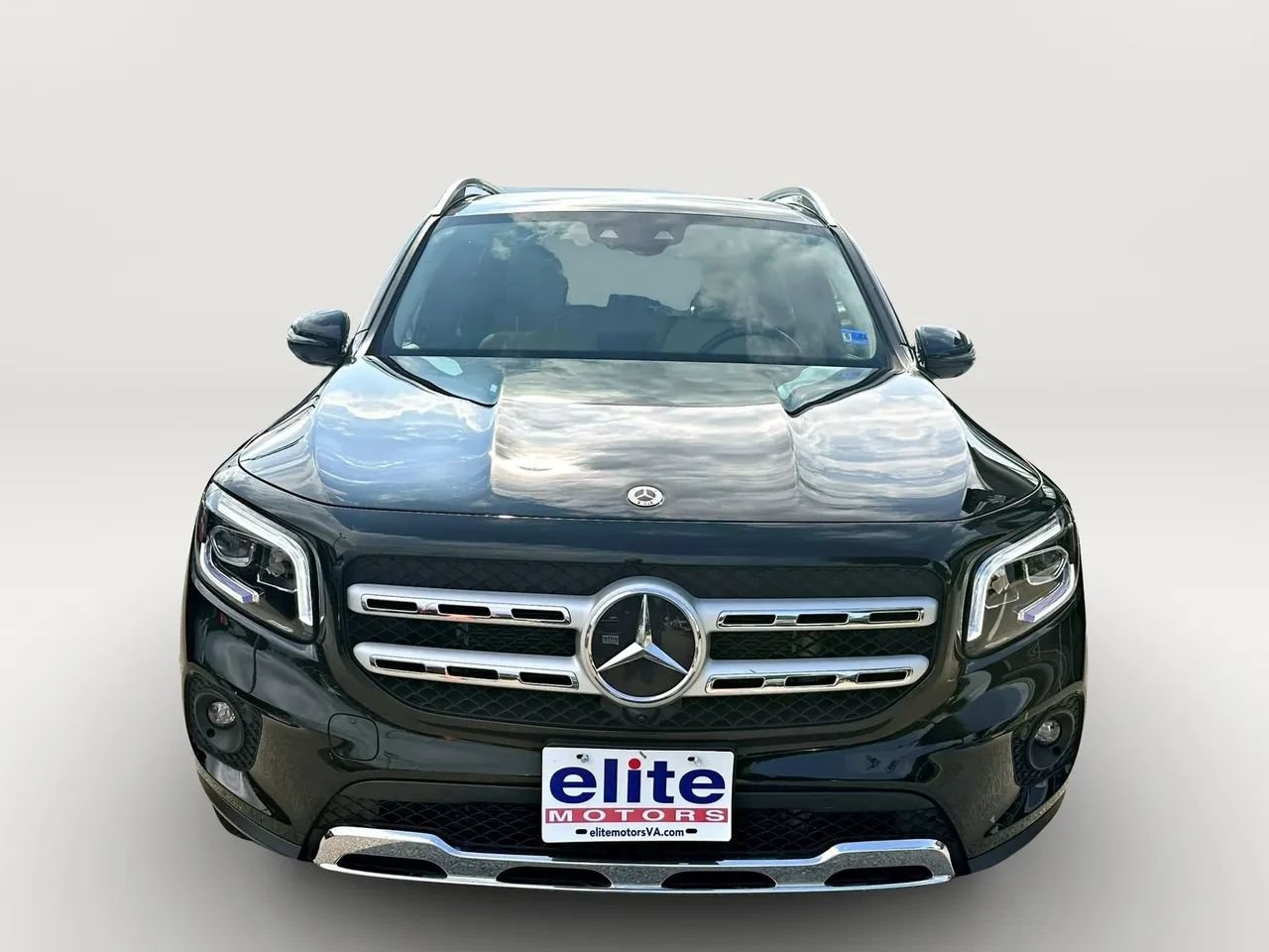 Used 2023 Mercedes-Benz GLB 250 4MATIC w/ Premium Package image 2