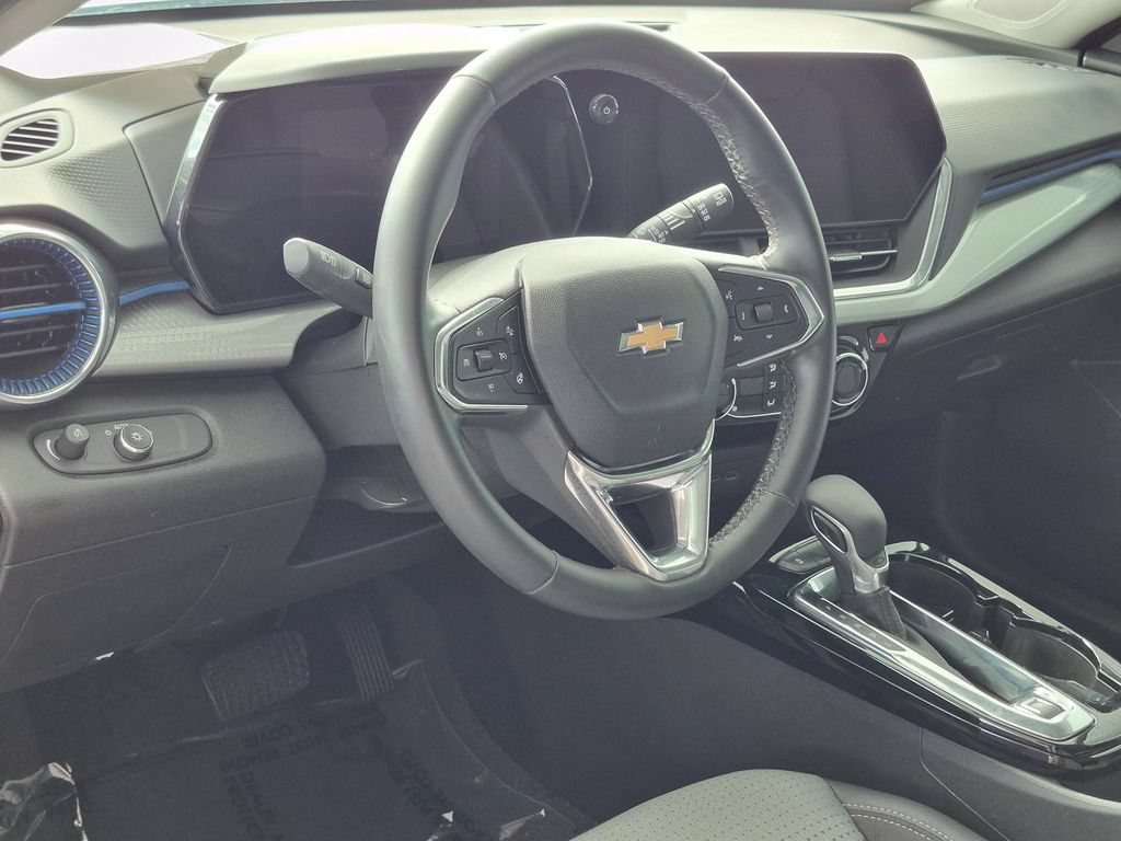 Used 2025 Chevrolet Trax LT w/ LT Convenience Package FWD image 14