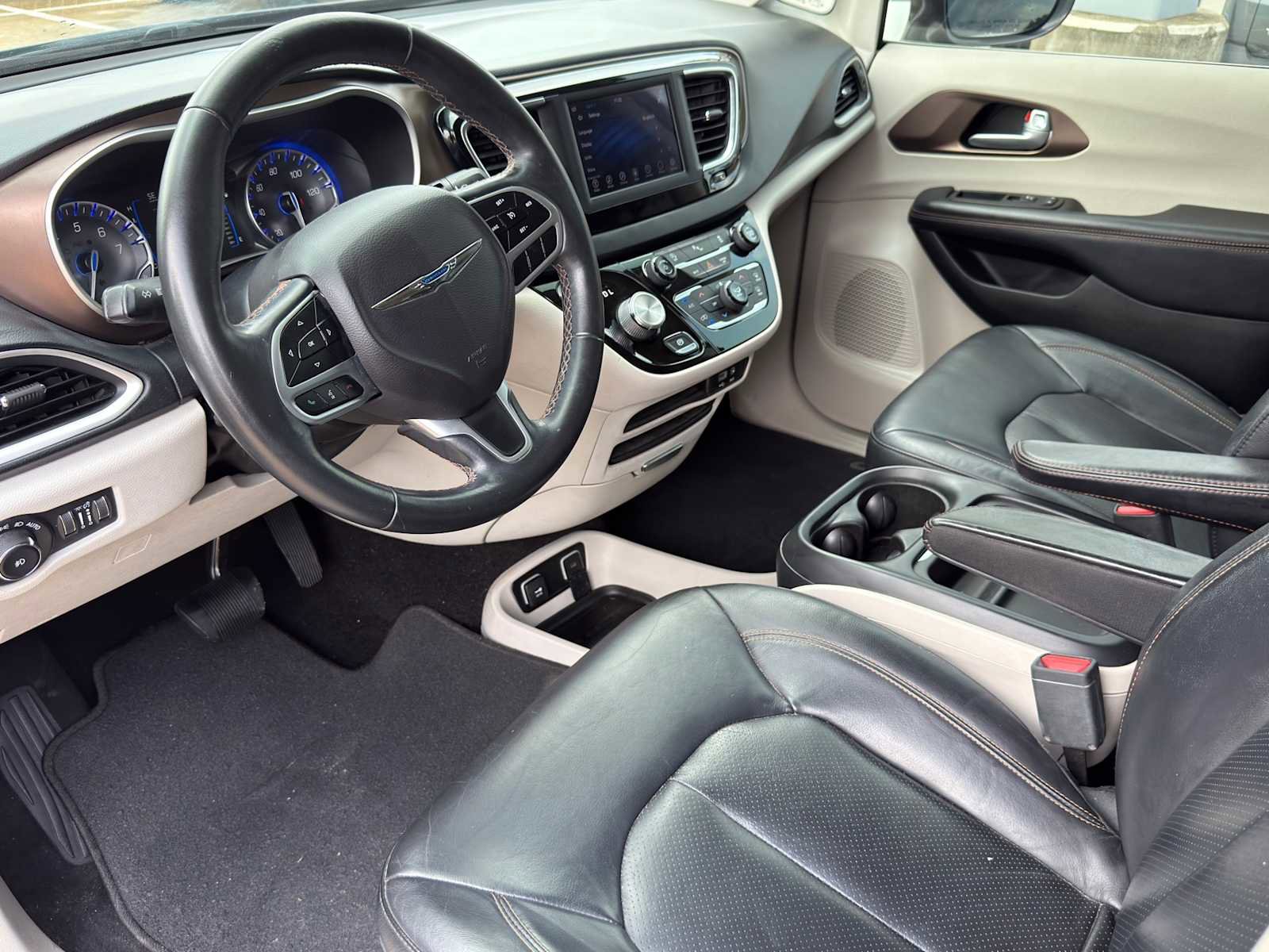 Used 2018 Chrysler Pacifica Touring-L FWD image 9