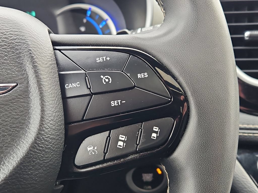 Used 2024 Chrysler Pacifica Premium FWD image 29