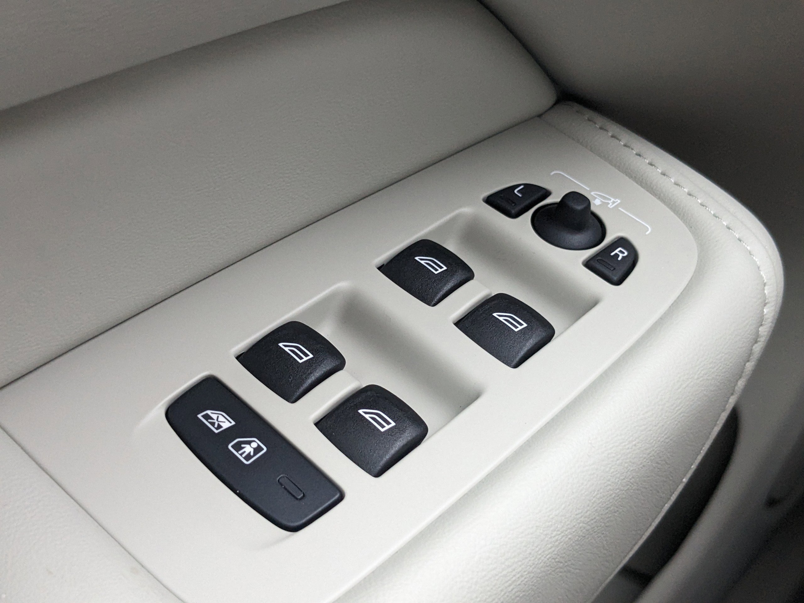 New 2026 Volvo XC60 T8 Ultra image 23