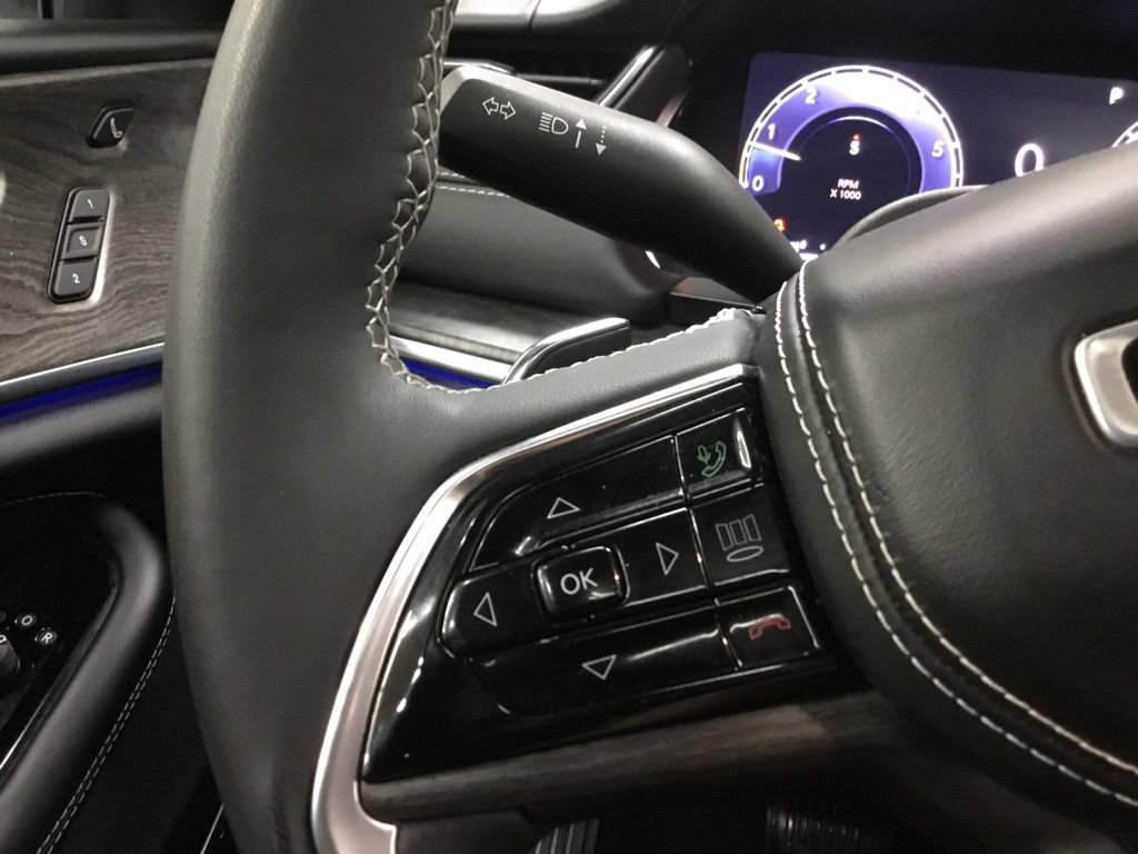 Used 2024 Jeep Grand Cherokee Overland w/ Luxury Tech Group IV AWD/4WD image 47