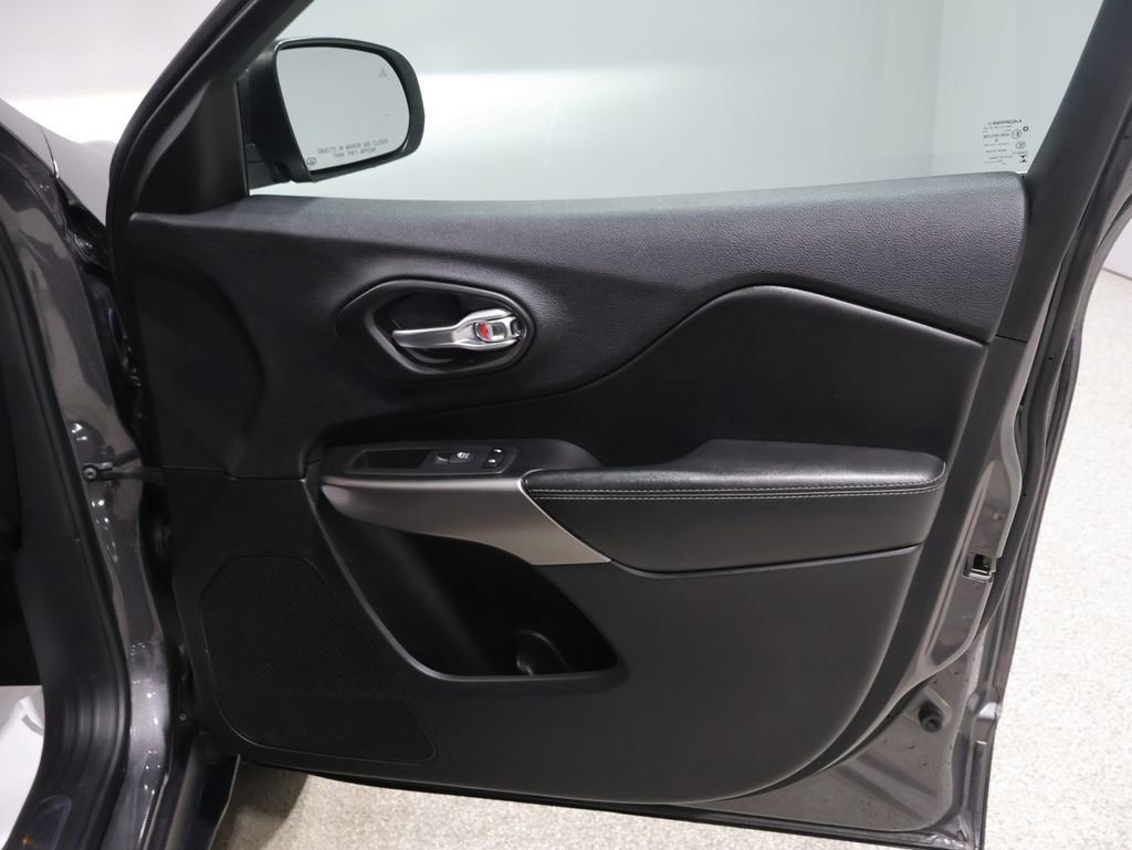Used 2019 Jeep Cherokee Limited image 22