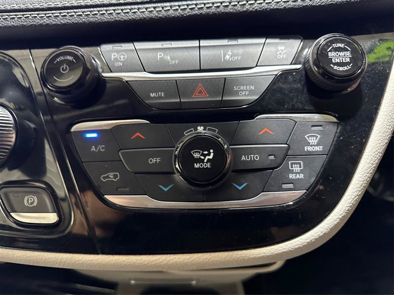 Used 2023 Chrysler Pacifica Touring-L w/ Uconnect Theater Family Group FWD image 28