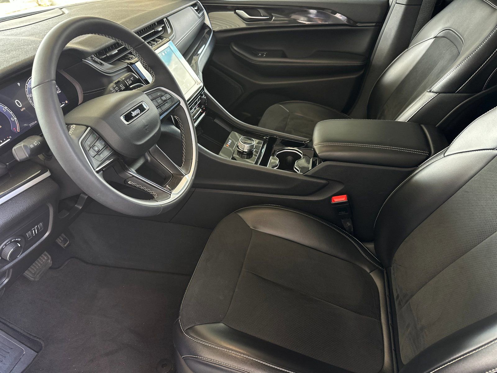 Used 2023 Jeep Grand Cherokee Altitude image 9