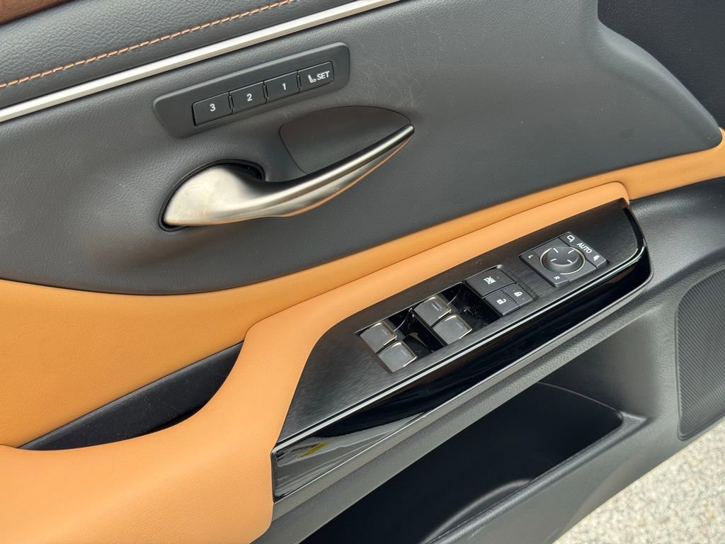 Certified 2024 Lexus ES 350 w/ Premium Package image 22
