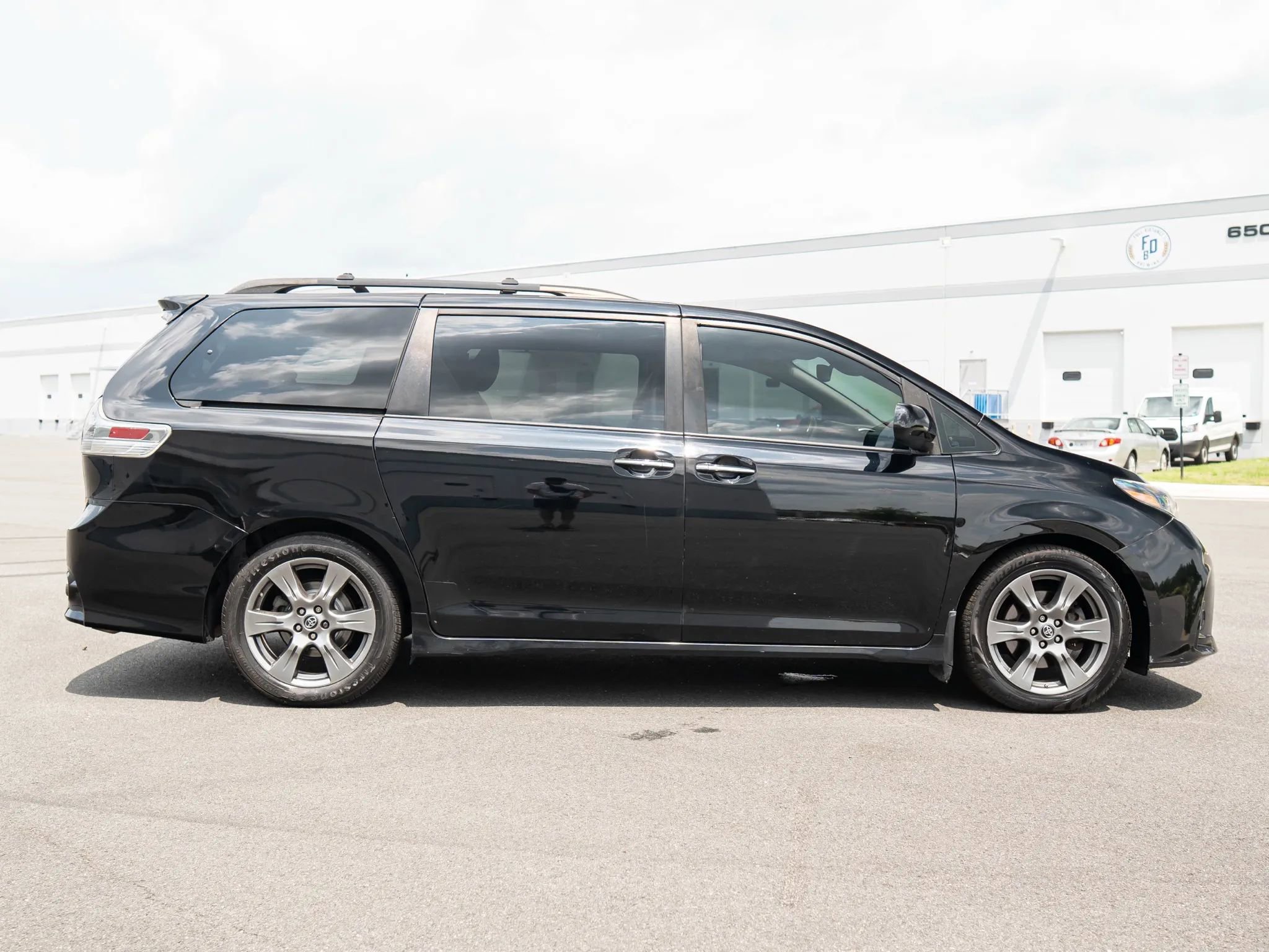Used 2018 Toyota Sienna SE image 7
