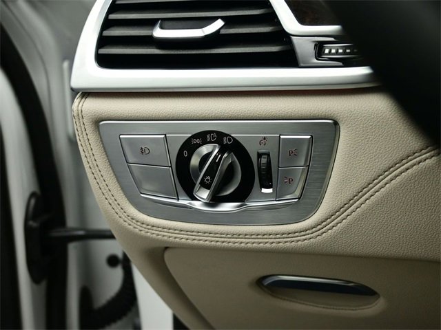 Used 2017 BMW 750i image 20