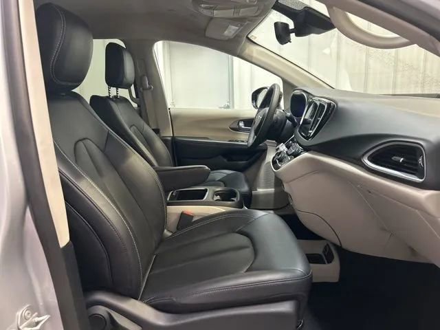 Used 2024 Chrysler Pacifica Touring-L image 24