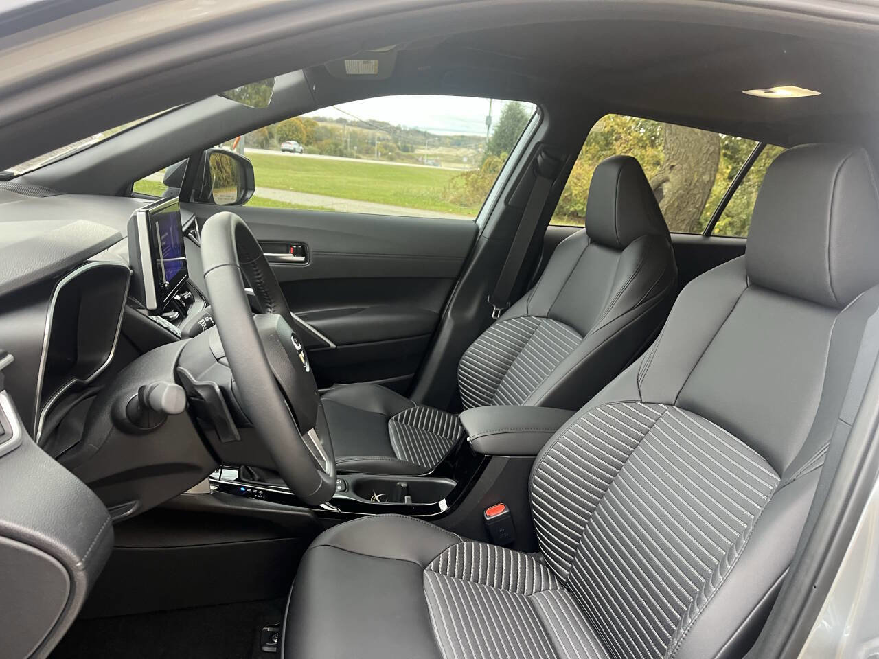 Used 2024 Toyota Corolla Cross AWD Hybrid image 25