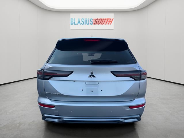 Used 2025 Mitsubishi Outlander SE image 4