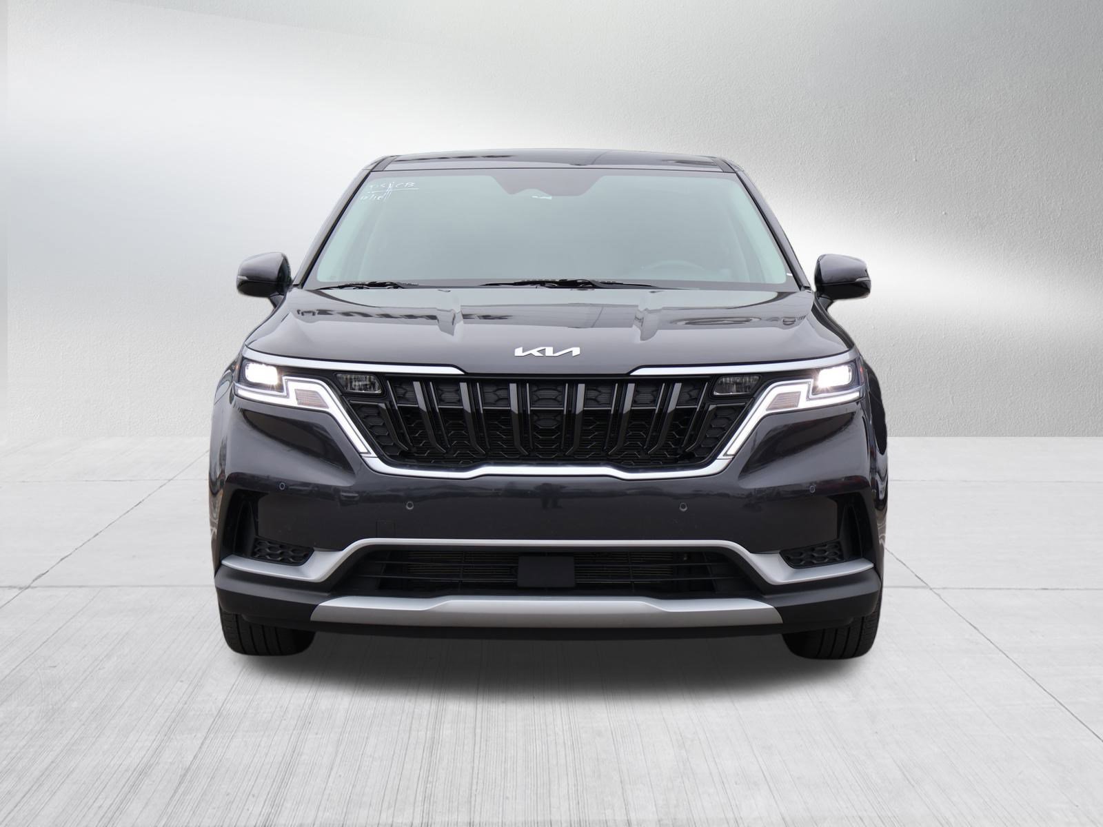 Used 2022 Kia Carnival EX image 2