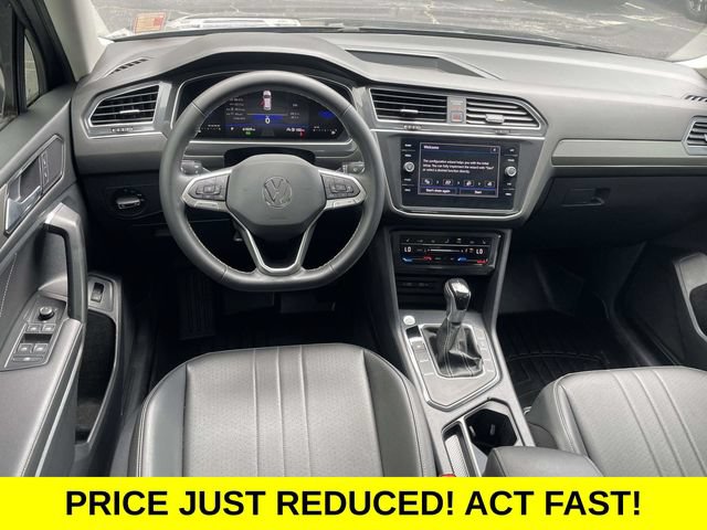 Used 2023 Volkswagen Tiguan SE w/ Panoramic Sunroof Package FWD image 13