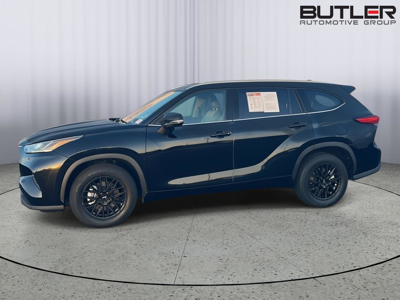 Used 2022 Toyota Highlander Bronze Edition FWD image 3